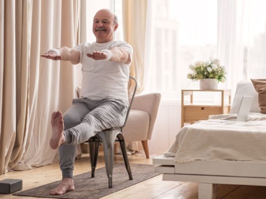 yoga sulla sedia